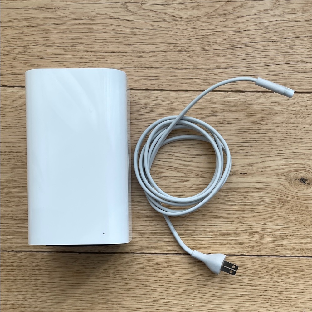 Apple AirPort Extreme Wireless Router with Cable (High Speed Ethernet hub) - 1GB